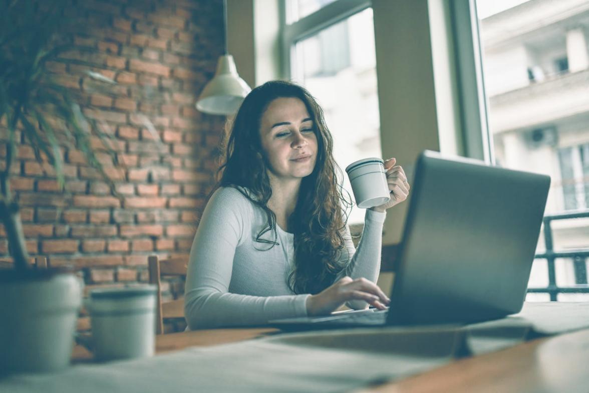 Organisierter Schreibtisch mit Laptop und Lernmaterialien für effektives Online-Lernen